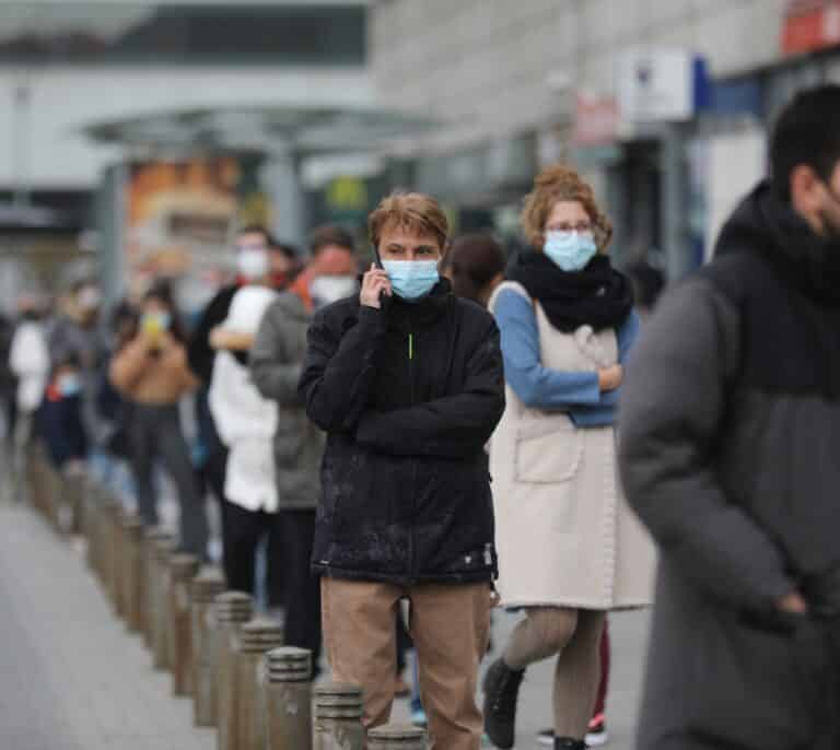 España registra otro récord con 73.000 contagios y 49 pacientes más en la UCI