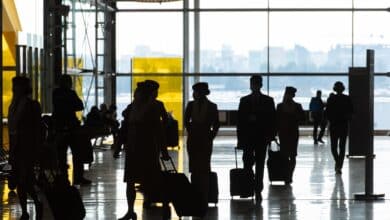 Pilotos sin vacaciones y menos rutas: así afrontan las aerolíneas el auge de ómicron en fin de año