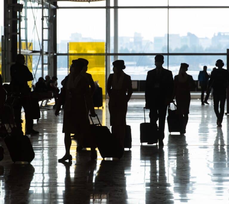 Pilotos sin vacaciones y menos rutas: así afrontan las aerolíneas el auge de ómicron en fin de año