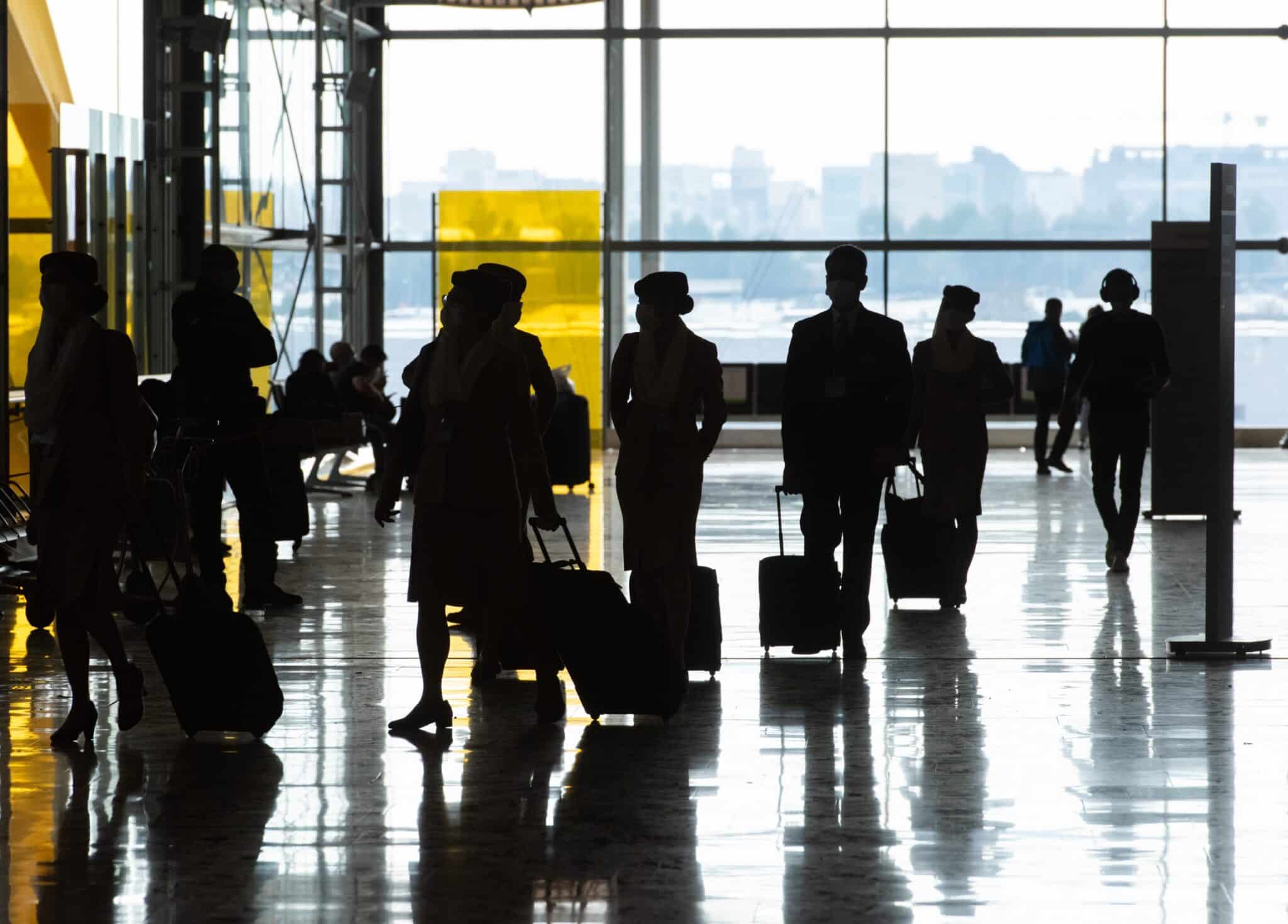 Miembros de una tripulación en el aeropuerto Adolfo Suárez de Madrid.