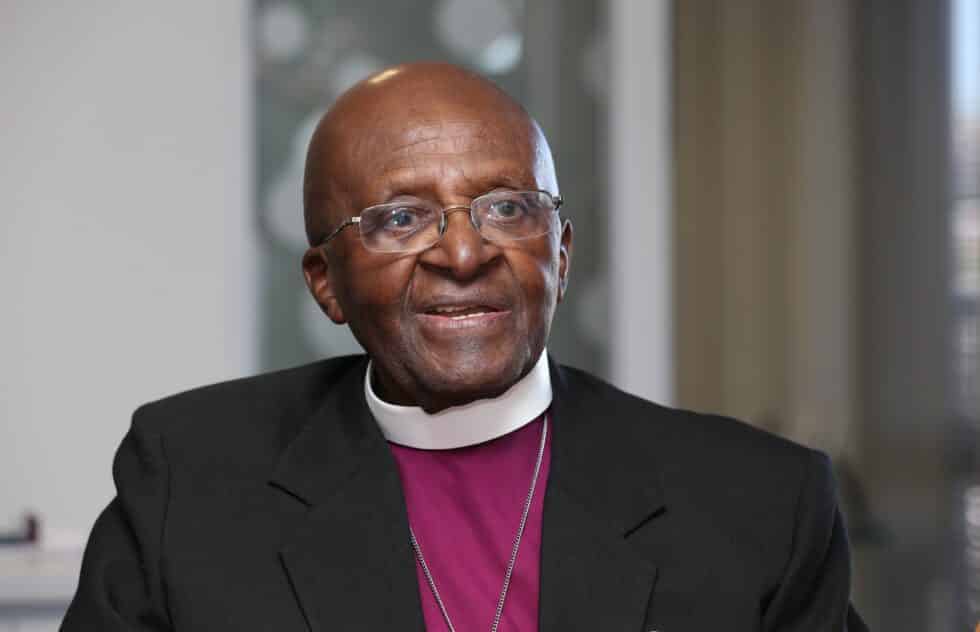 El arzobispo emérito Desmond Tutu es fotografiado en las oficinas de la Fundación Legacy Desmond Leah Tutu en Ciudad del Cabo. (Foto de ARCHIVO)