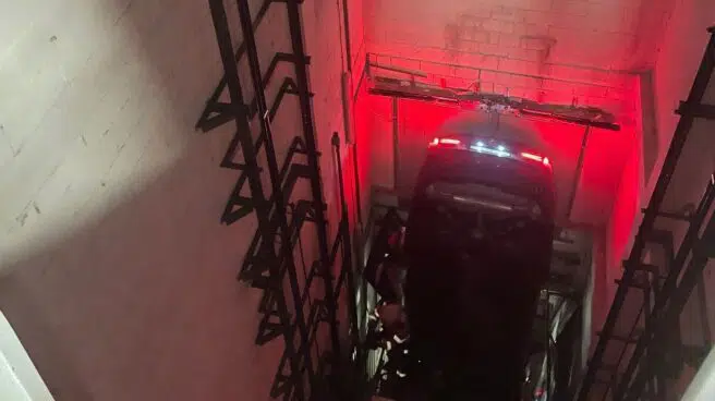 Rescatadas ocho personas tras caer un coche por el hueco del ascensor de un hotel de Santander