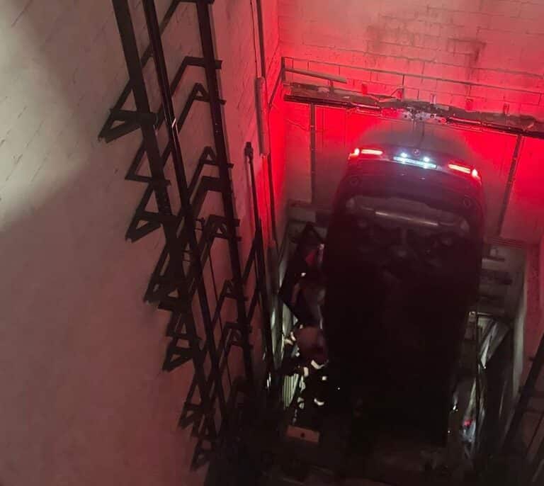 Rescatadas ocho personas tras caer un coche por el hueco del ascensor de un hotel de Santander