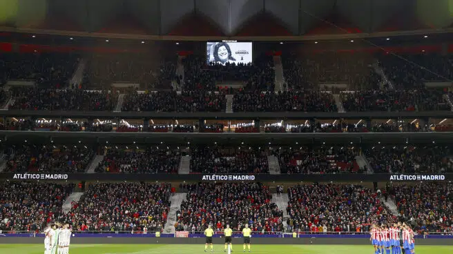 Minuto de silencio en el Estadio Wanda en homenaje a Almudena Grandes