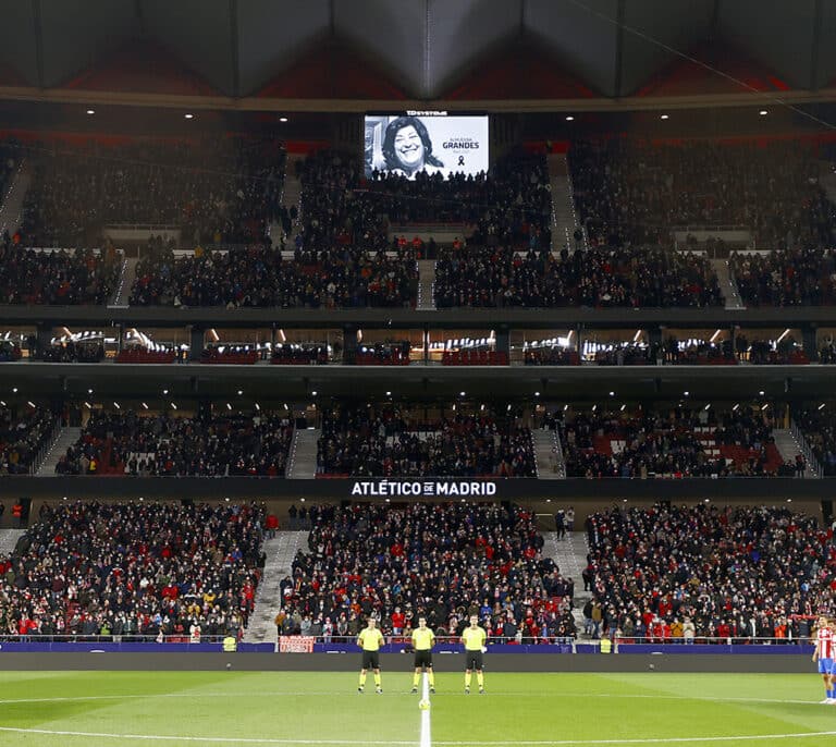 Minuto de silencio en el Estadio Wanda en homenaje a Almudena Grandes