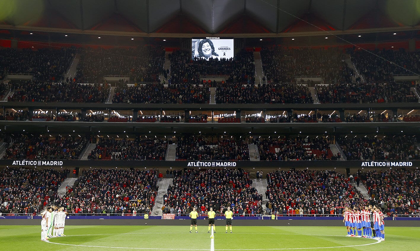 Minuto de silencio en el Estadio Wanda en homenaje a Almudena Grandes