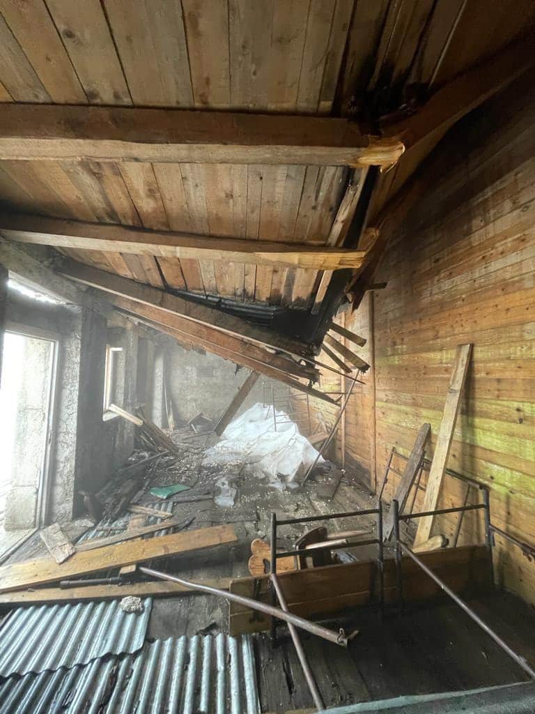 Interior del refugio en Dolomitas, Monte Crsitallo destrozado por las condiciones climatológicas