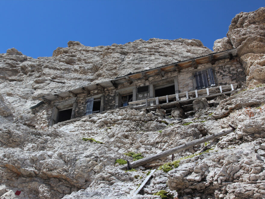 Casa construida entre las montañas del Monte Cristallo, en los Alpes italianos