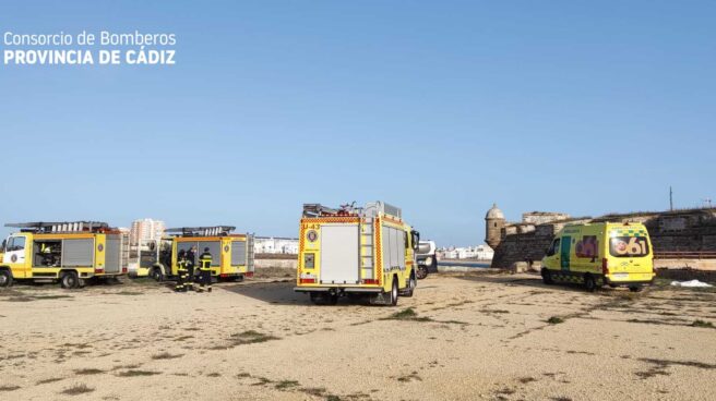 Muere un joven al caer al mar en Cádiz Consorcio de bomberos de Cádiz en el lugar del suceso