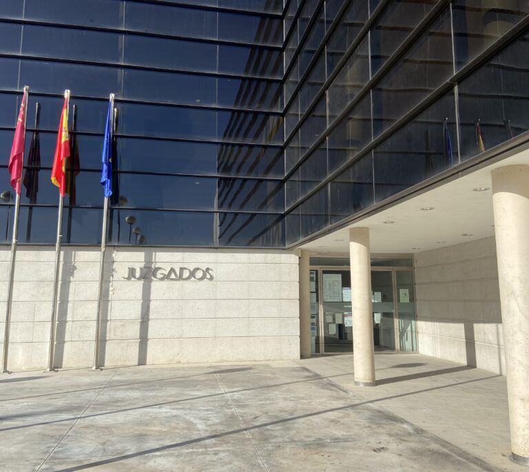 Un hombre se quema a lo bonzo frente a los juzgados de Cieza en Murcia