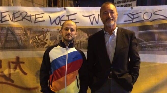 Muere Lose, el grafitero íntimo de Pérez Reverte al que despidió hasta el jefe de seguridad de Metro El grafitero Lose frente a un espejo