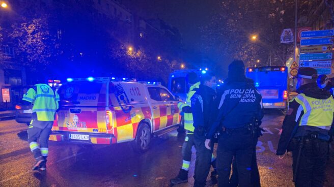 Furgoneta del SAMUR y Policías en la calle Francisco Silvela de Madrid, tras el atropello de un hombre de 60 años por el autobús de la EMT.