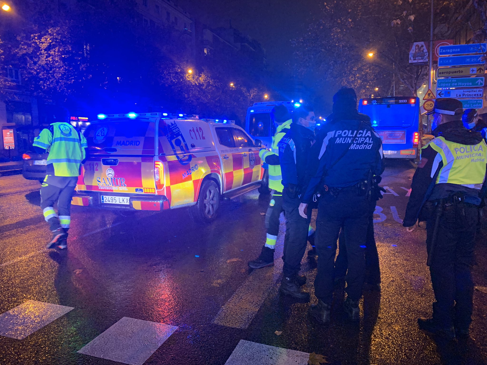 Furgoneta del SAMUR y Policías en la calle Francisco Silvela de Madrid, tras el atropello de un hombre de 60 años por el autobús de la EMT.