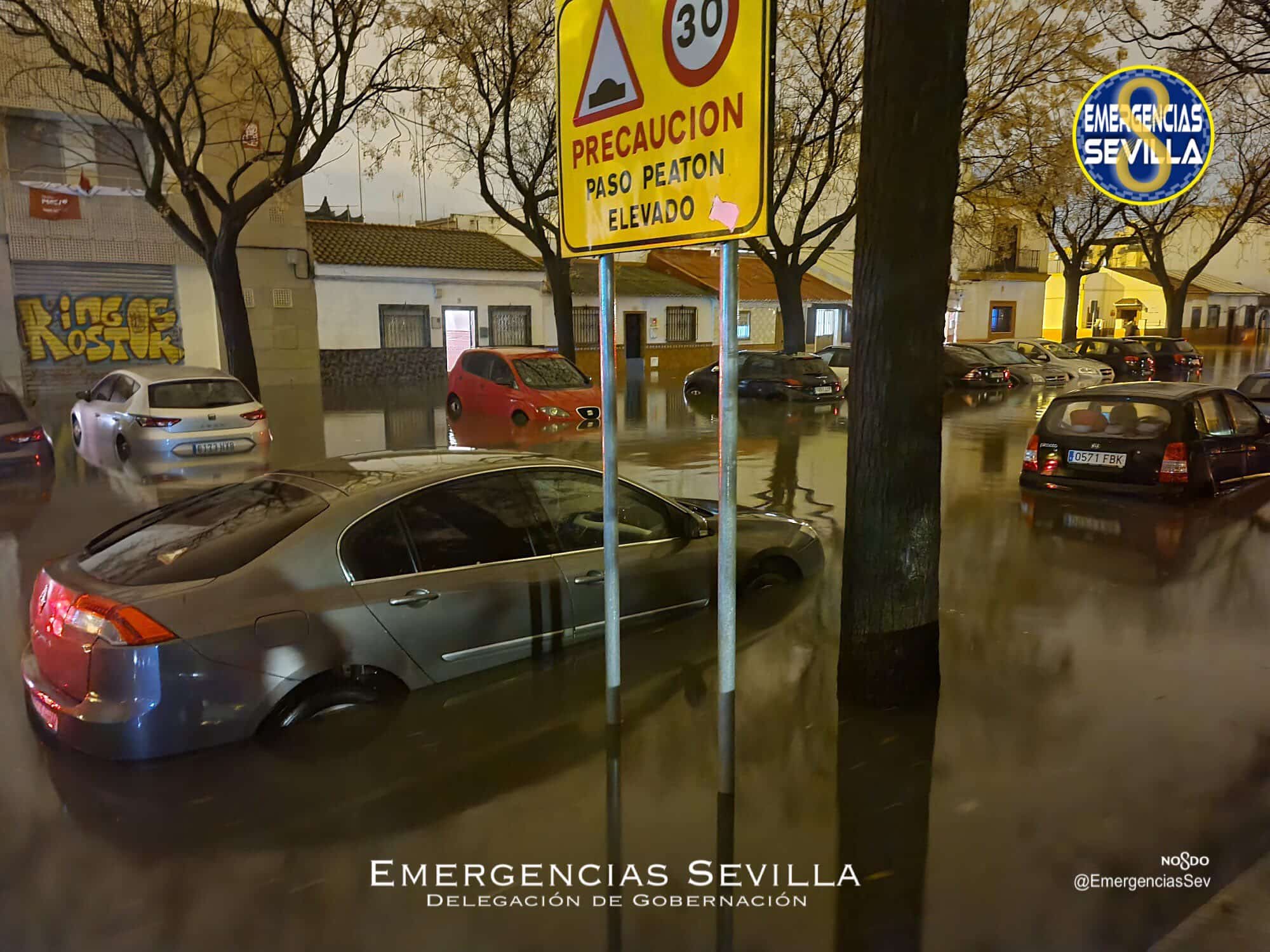 Las fuertes lluvias inundan calles de Sevilla capital y se registran 200 incidencias