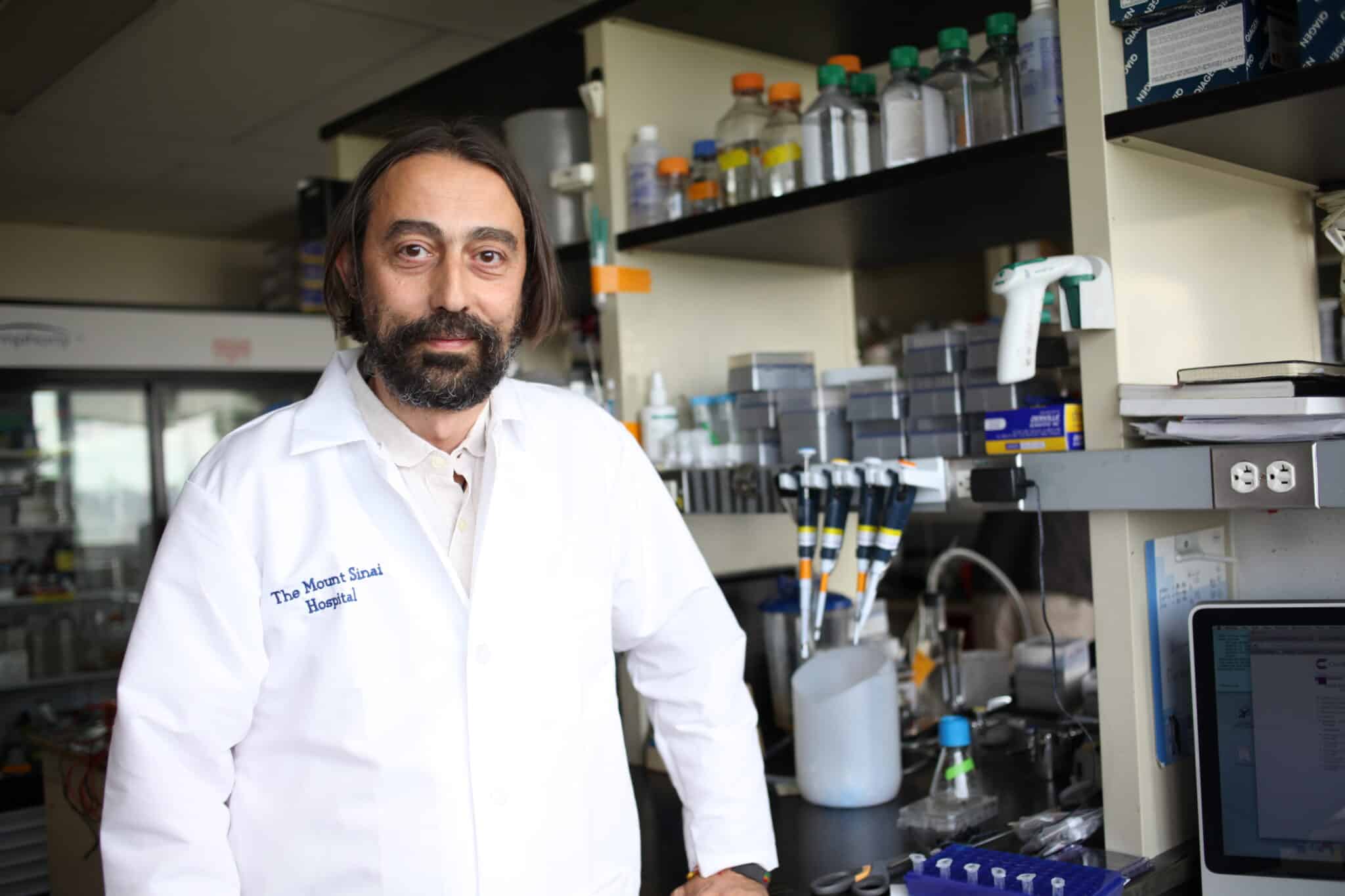 El virólogo Adolfo García-Sastre, en su laboratorio del Hospital Monte Sinaí de Nueva York.