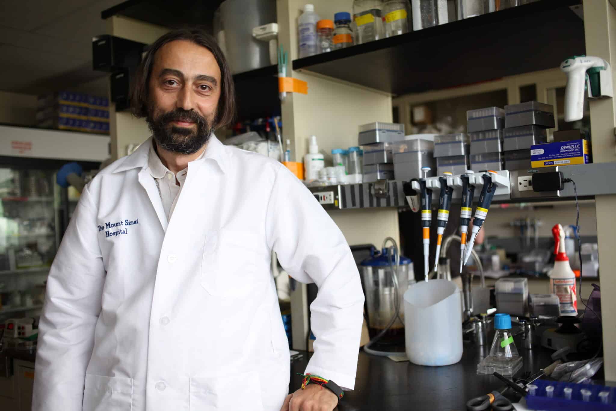 El virólogo Adolfo García-Sastre, en su laboratorio del Hospital Monte Sinaí de Nueva York.