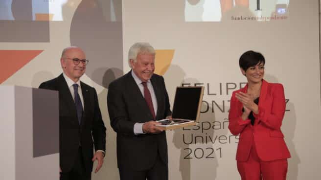 Felipe González recibe el premio Español Universal, junto a Aldo Olcese, de la Fundación Independiente, y la ministra portavoz, Isabel Rodríguez