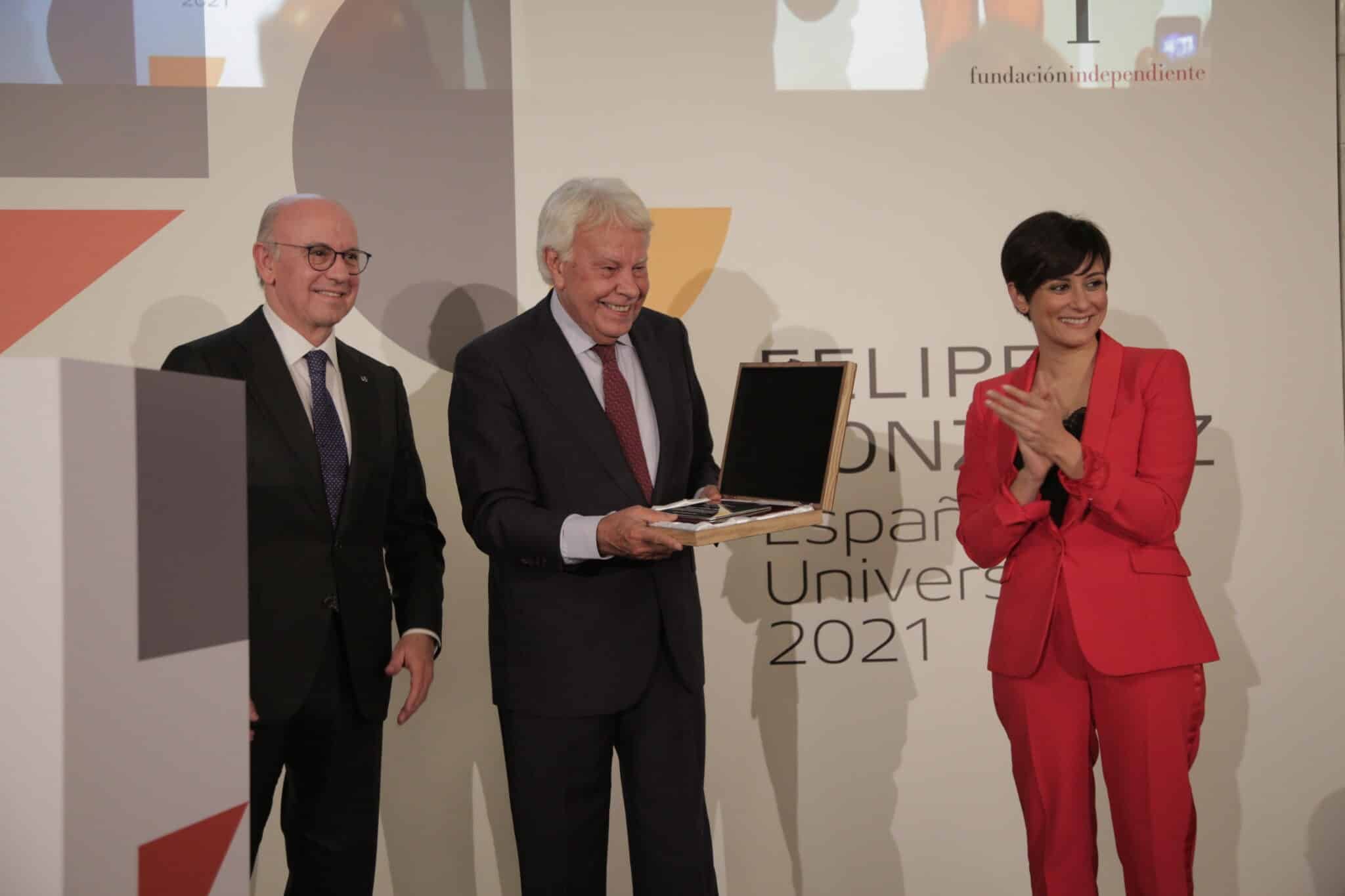 Felipe González recibe el premio Español Universal, junto a Aldo Olcese, de la Fundación Independiente, y la ministra portavoz, Isabel Rodríguez