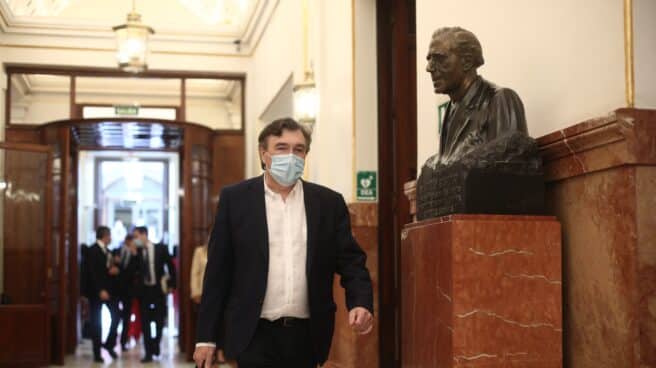 Pleno en el Congreso de los Diputados Tomás Guitarte, diputado de Teruel Existe, en los pasillos del Congreso de los Diputados.