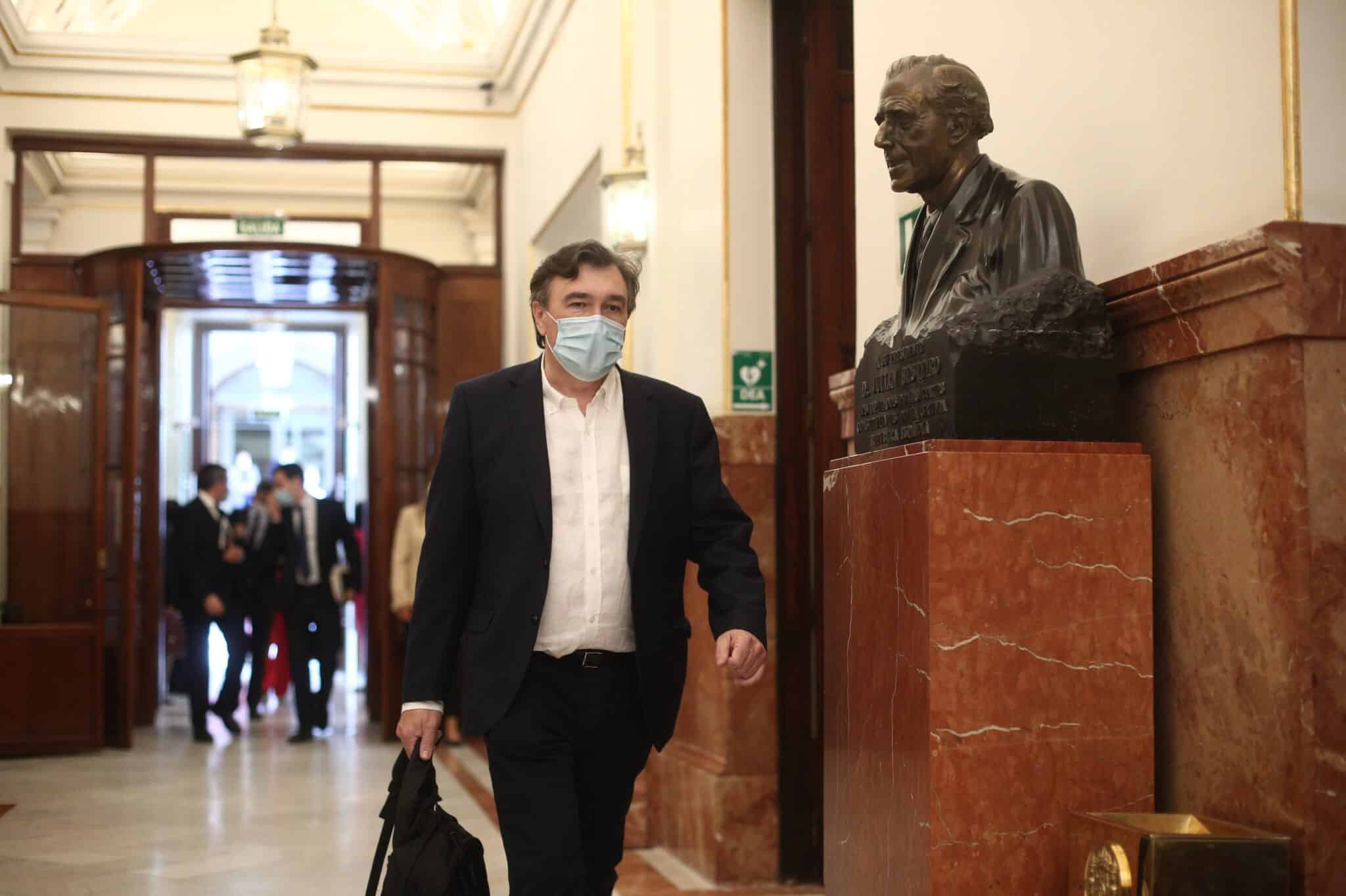 Tomás Guitarte, diputado de Teruel Existe, en los pasillos del Congreso de los Diputados.