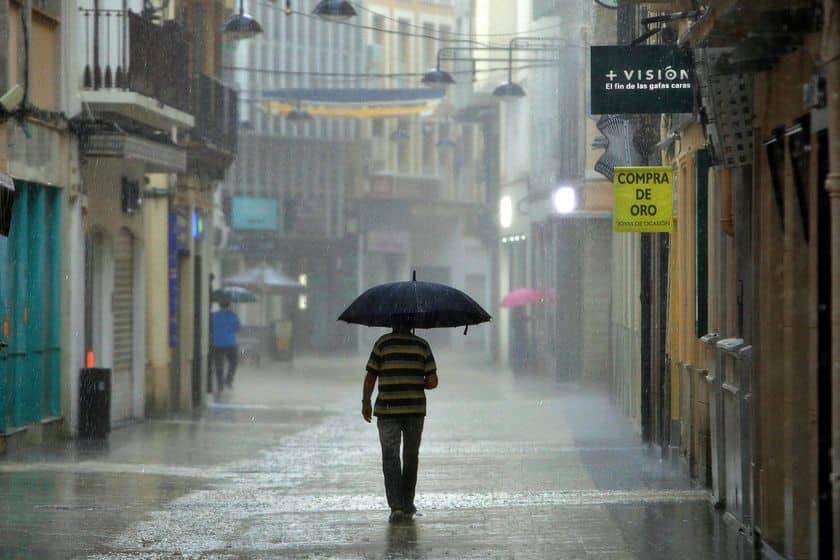 Una tromba de agua ha caído en Gandía a primera hora de la mañana