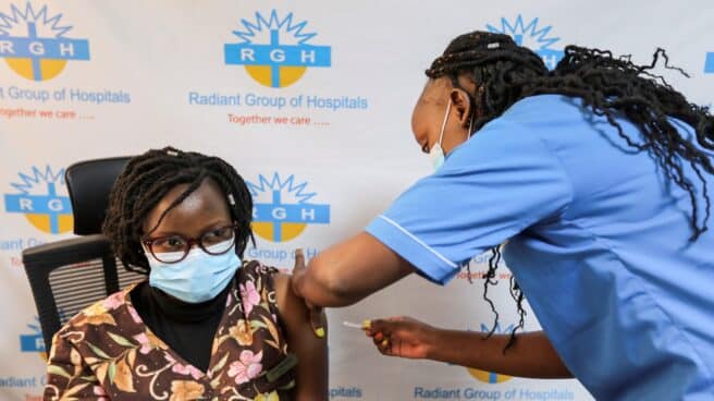 Una enfermera vacuna a una mujer en Kenia