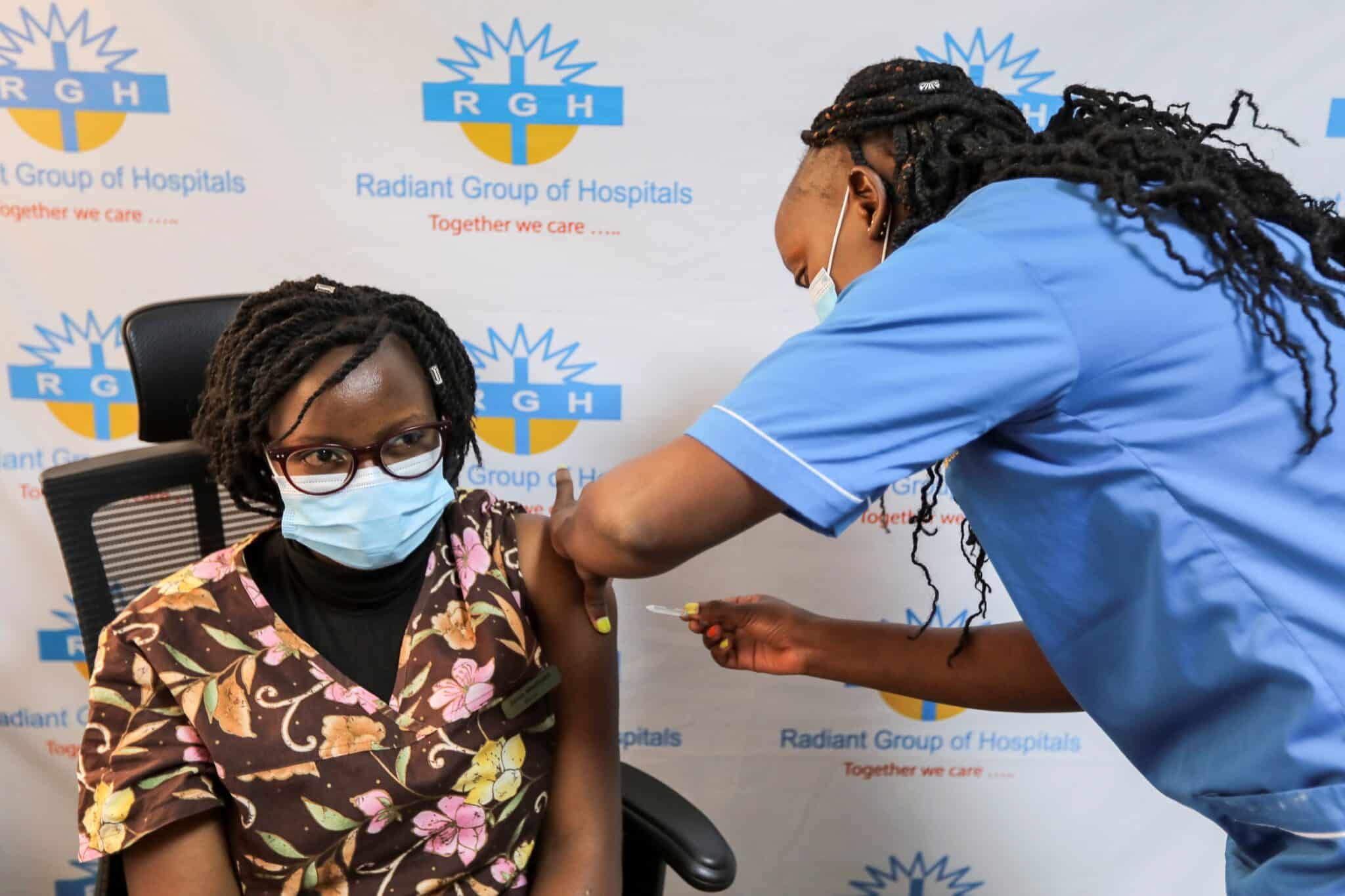 Una enfermera vacuna a una mujer en Kenia