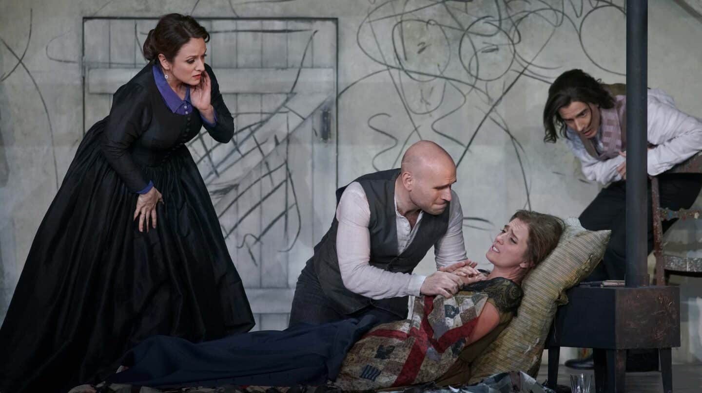 Escena final de La bohème con Ruth Iniesta (Musetta), Michael Fabiano (Rodolfo), Ermonela Jaho (Mimì), Joan Martín-Royo (Schaunard)