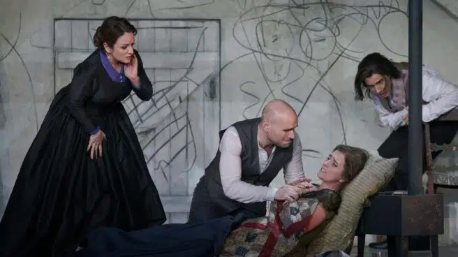 Lágrimas entre mascarillas con el regreso de ‘La bohème’ al Teatro Real