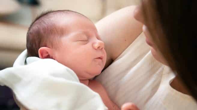 El aplanamiento de cabeza se produce sobre todo en los primeros meses de vida del bebé, cuando puede pasar mucho tiempo en la misma postura. Desde Quirónsalud ofrecen algunos consejos para prevenirlo y resolverlo.
