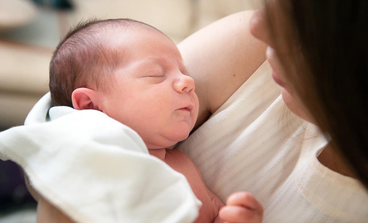 El aplanamiento de cabeza se produce sobre todo en los primeros meses de vida del bebé, cuando puede pasar mucho tiempo en la misma postura. Desde Quirónsalud ofrecen algunos consejos para prevenirlo y resolverlo.