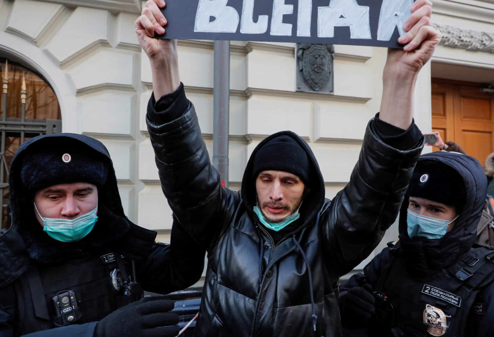 Un seguidor de Memorial, detenido ante la sede del Supremo en Moscú