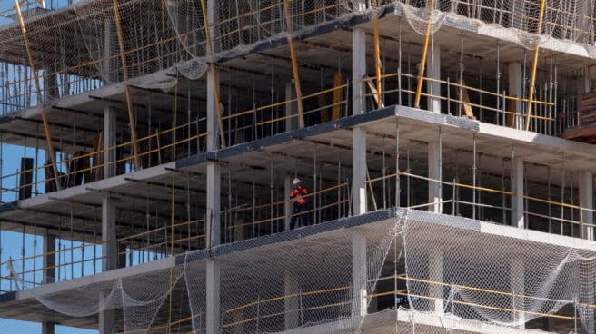 La construcción deberá convertir casi 1,4 millones de temporales en indefinidos en seis meses Un edificio en construcción en Madrid, en octubre de 2021.