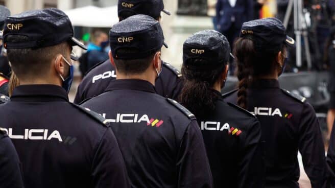 El SUP exige refuerzos inmediatos ante la histórica 'Operación Paso del Estrecho' Policías nacionales, formados durante un acto oficial del Cuerpo.