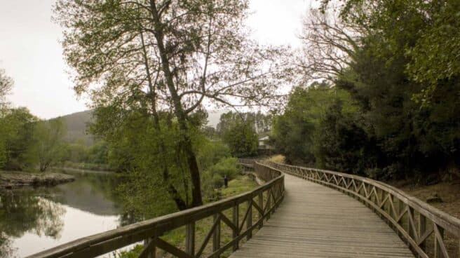 Muere una persona tras volcar con su vehículo y caer al río en Dumbría Paseo Fluvial de Dumbría