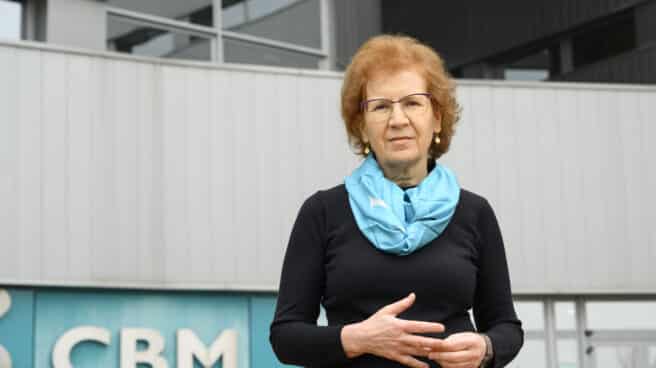 Margarita del Val: “Nos infectaremos todos, así que mejor que nos pille vacunados” Margarita de Val en la puerta del centro de investigacion