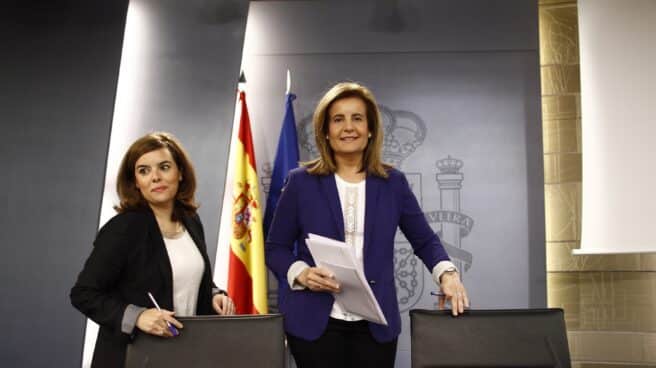 SORAYA SAENZ DE SANTAMARIA EN LA RUEDA DE PRENSA TRAS EL CONSEJO DE MINISTROS La entonces vicepresidenta del Gobierno, Soraya Sáenz de Santamaría, y la exministra de Empleo y Seguridad Social, Fátima Báñez, en una rueda de prensa de 2015.