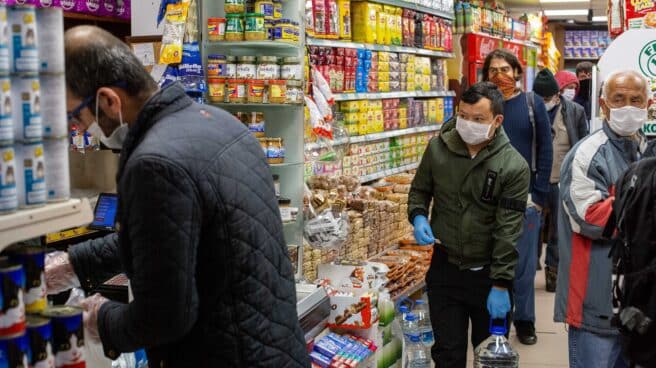 Inflación 2022 Clientes compran en un supermercado en Estambul, Turquía.