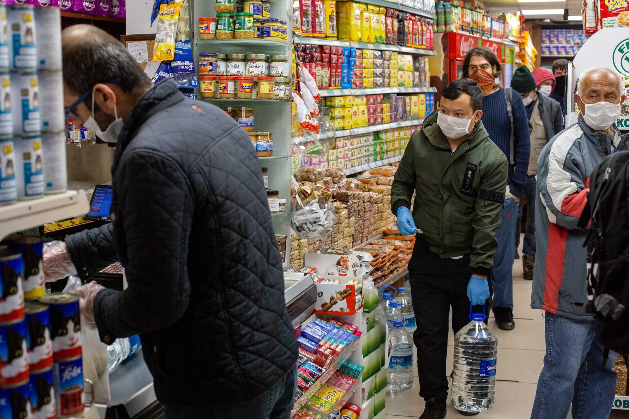 Clientes compran en un supermercado en Estambul, Turquía.
