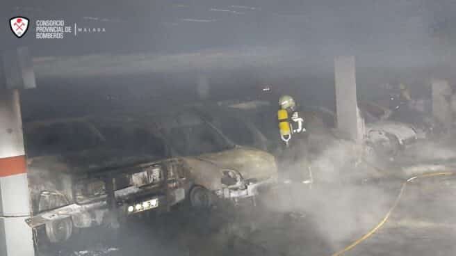 Afectados 18 vehículos por un incendio sin heridos en un parking de Torrox