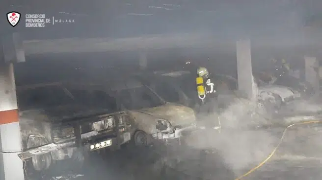 Arden 18 vehículos en un aparcamiento de Torrox (Málaga)