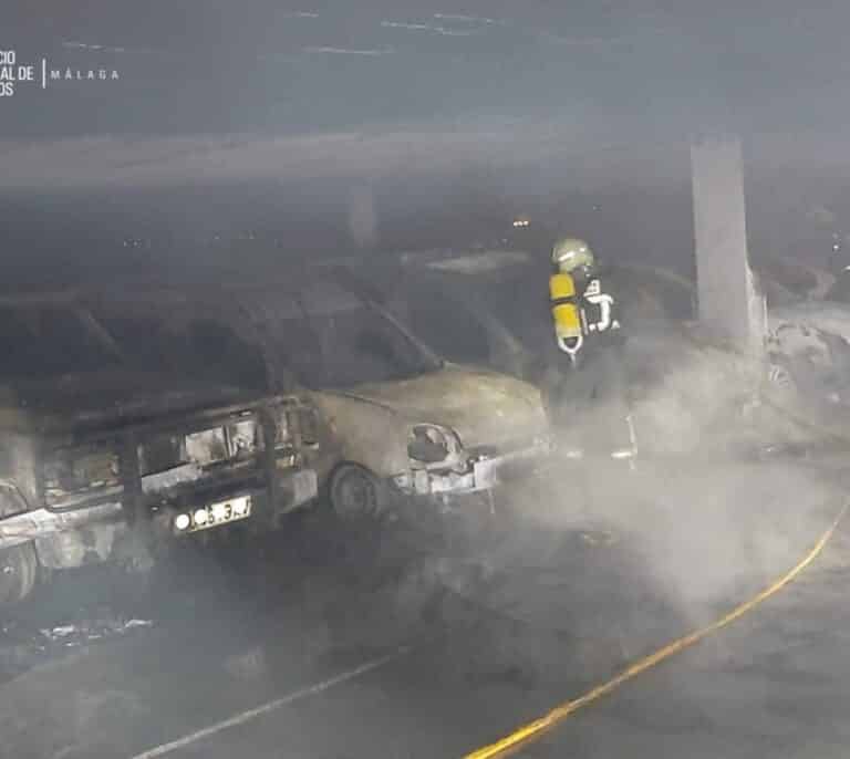 Arden 18 vehículos en un aparcamiento de Torrox (Málaga)