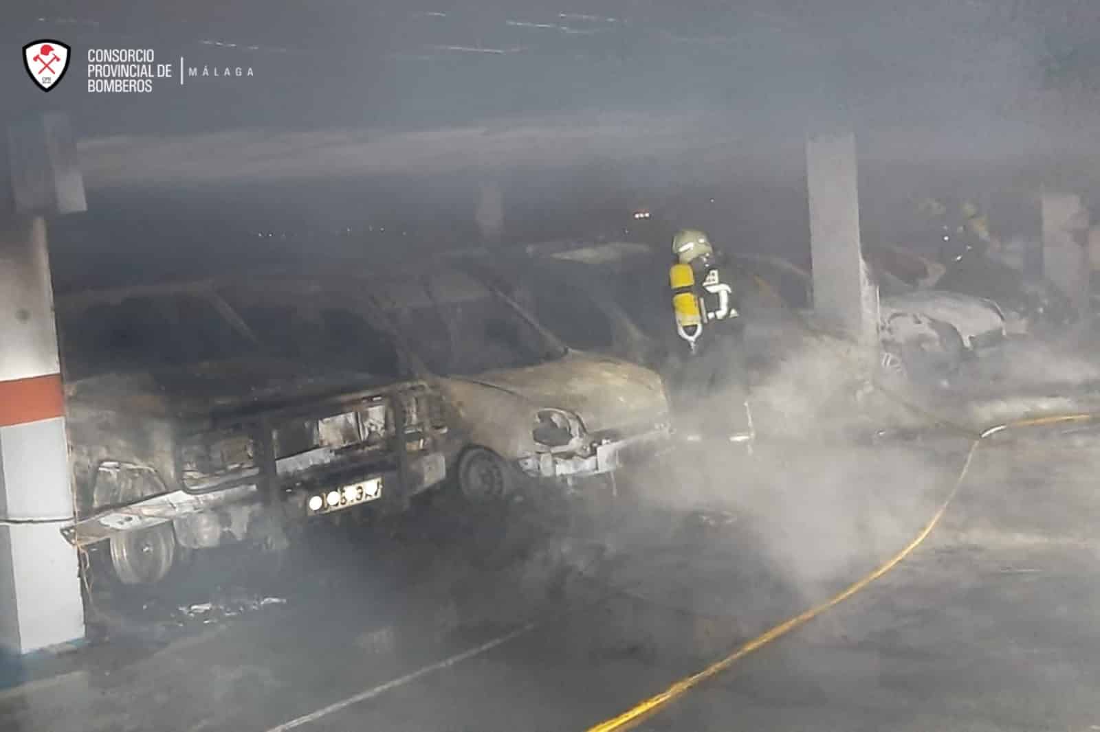 Arden 18 vehículos en un aparcamiento de Torrox (Málaga)