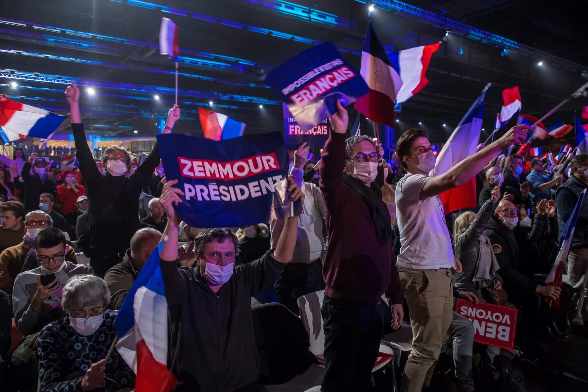 Los seguidores de Zemmour ondean banderas en el mitin de Villepinte, en París