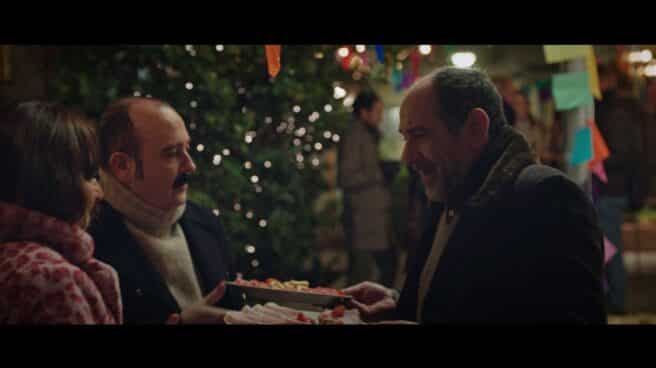 Karra Elejalde junto a Carlos Areces y Candela Peña, en el nuevo anuncio de Navidad de ’Campofrío’.