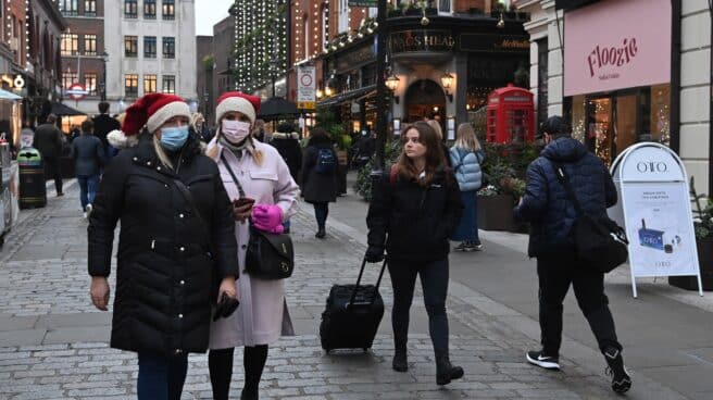 Peatones en Covent Garden en Londres, Gran Bretaña, 17 de diciembre de 2021