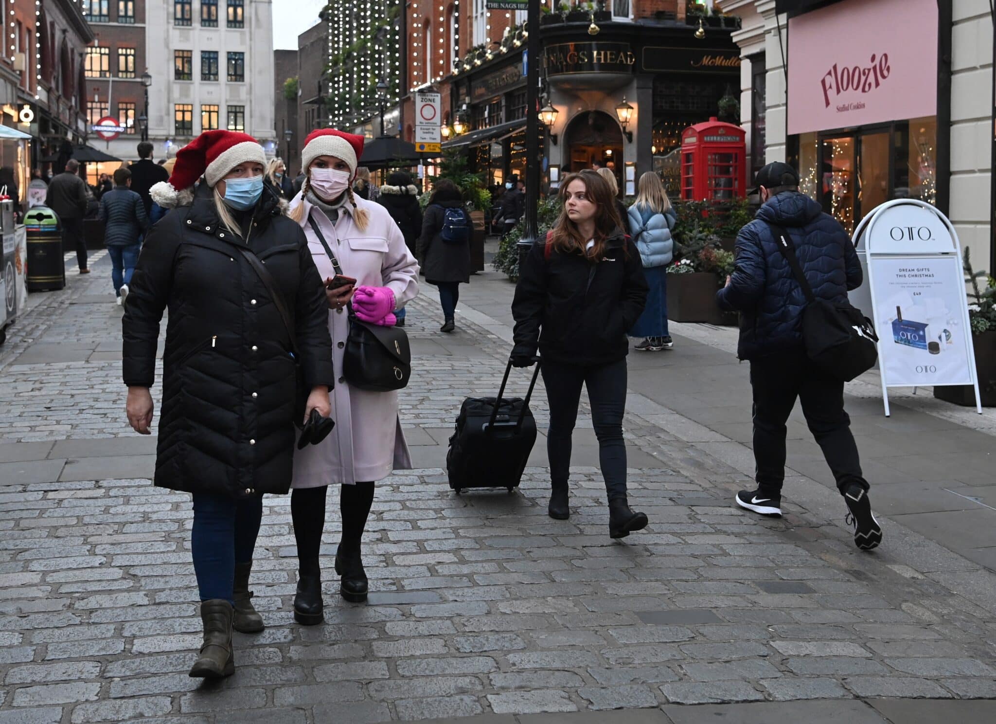Peatones en Covent Garden en Londres, Gran Bretaña, 17 de diciembre de 2021