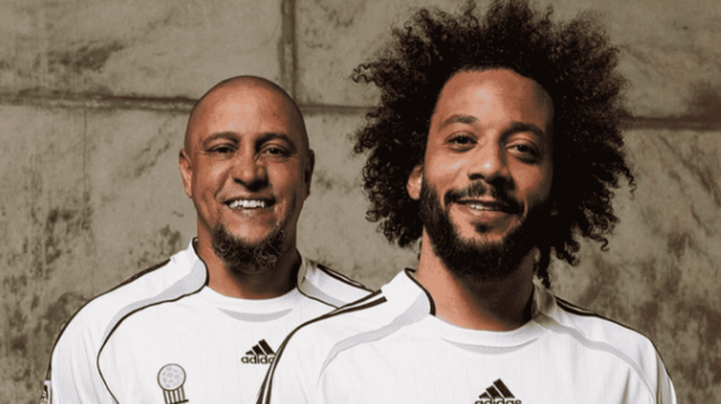 Roberto Carlos y Marcelo posan con la edición del Real Madrid de Adidas Teamgeist