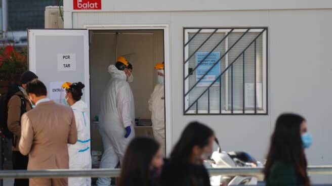 Varias personas hacen cola para realizarse una PCR en el Cap Villa Olímpica de Barcelona