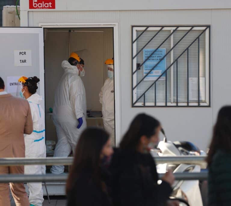España registra 60.000 nuevos contagios con buena noticia en los hospitales: bajan los enfermos en las UCI